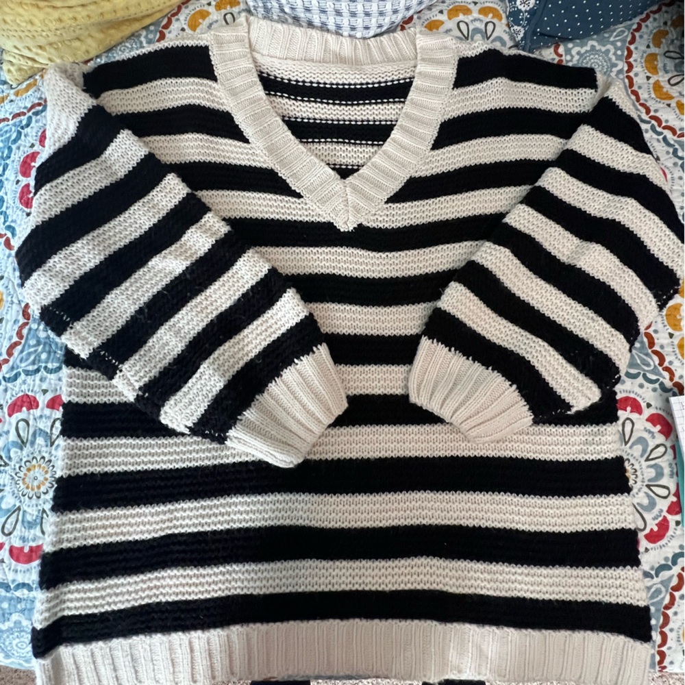 Cupshe Black and Cream Striped V‑Neck Sweater